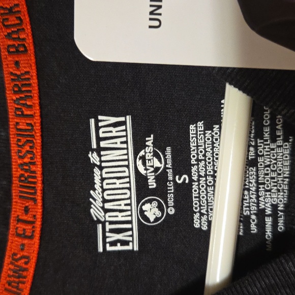 Universal Shirt - Picture 3 of 10